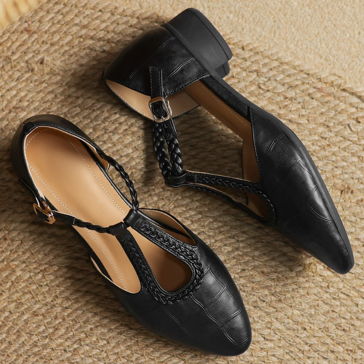 Greta – Chaussures classiques en cuir à bride entre-doigts avec détail tressé