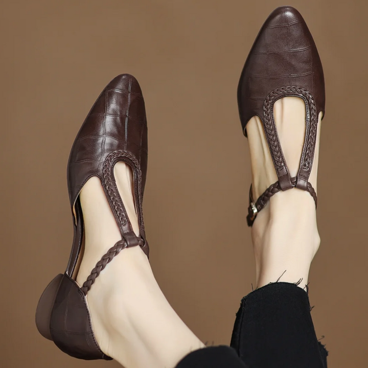 Greta – Chaussures classiques en cuir à bride entre-doigts avec détail tressé