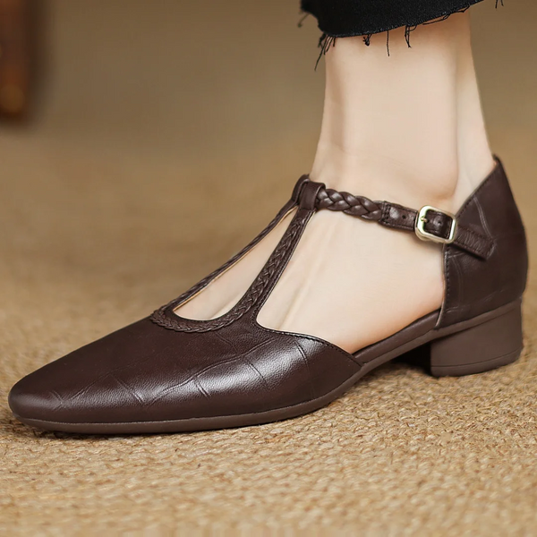 Greta – Chaussures classiques en cuir à bride entre-doigts avec détail tressé