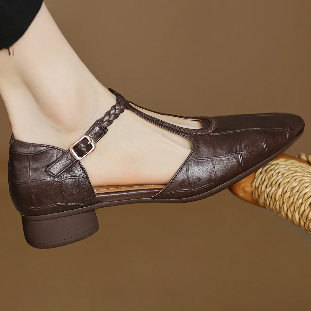 Greta – Chaussures classiques en cuir à bride entre-doigts avec détail tressé