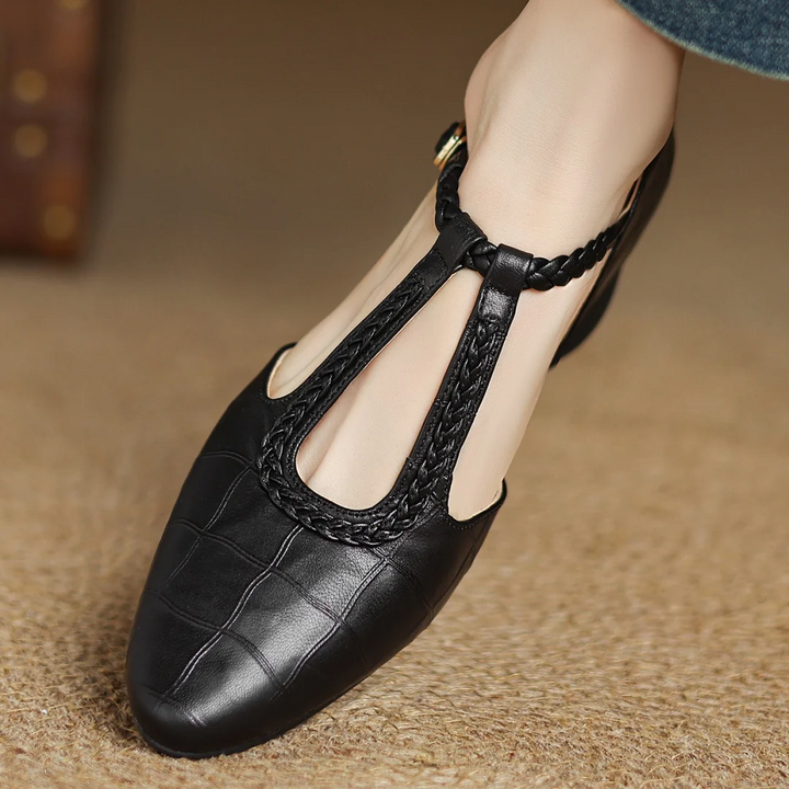 Greta – Chaussures classiques en cuir à bride entre-doigts avec détail tressé