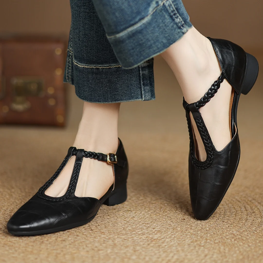 Greta – Chaussures classiques en cuir à bride entre-doigts avec détail tressé