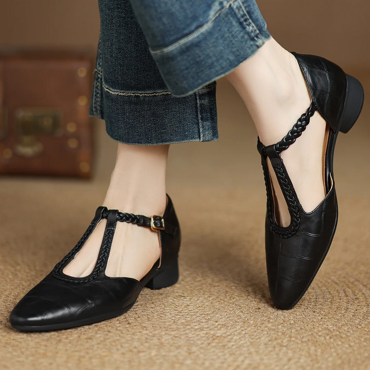 Greta – Chaussures classiques en cuir à bride entre-doigts avec détail tressé