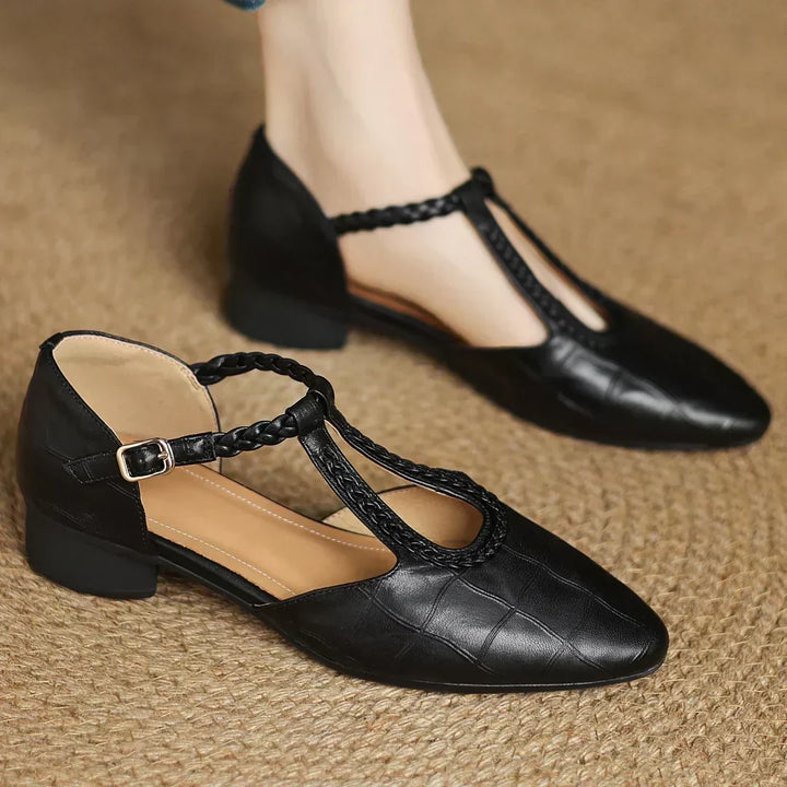 Greta – Chaussures classiques en cuir à bride entre-doigts avec détail tressé