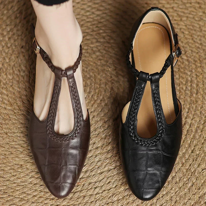 Greta – Chaussures classiques en cuir à bride entre-doigts avec détail tressé