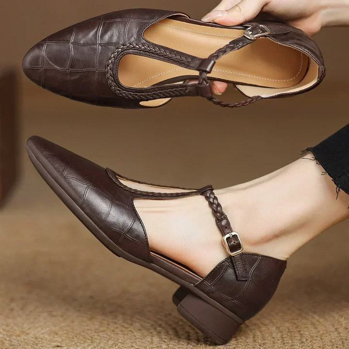 Greta – Chaussures classiques en cuir à bride entre-doigts avec détail tressé