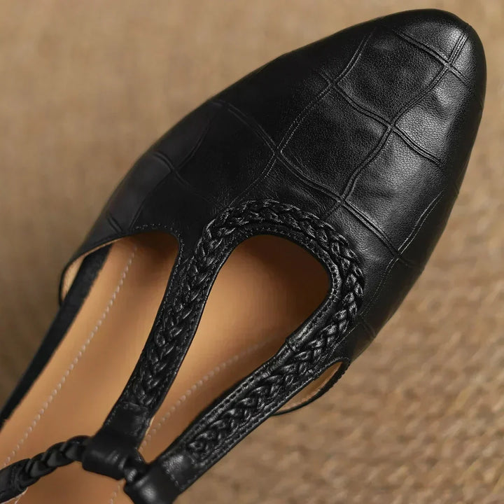 Greta – Chaussures classiques en cuir à bride entre-doigts avec détail tressé