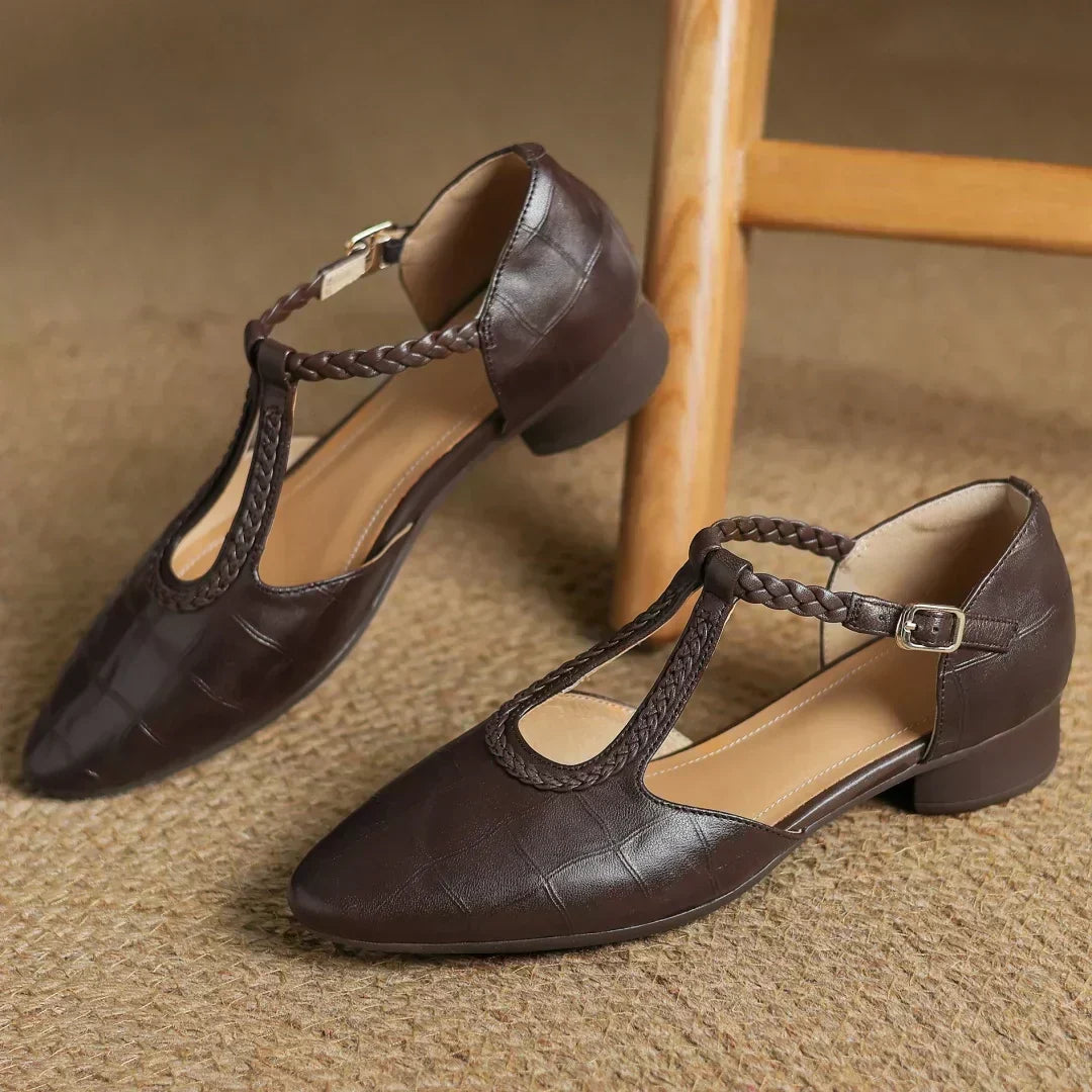 Greta – Chaussures classiques en cuir à bride entre-doigts avec détail tressé